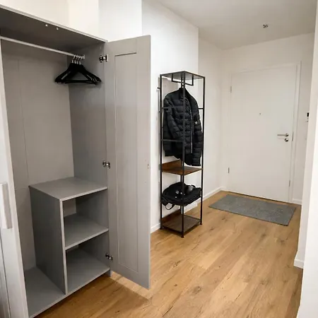 Homely! Design Airport, Fair, Balcony, City! Apartamento