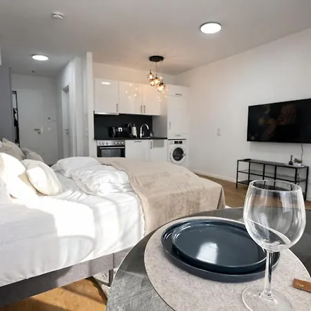 Apartamento Homely! Design Airport, Fair, Balcony, City!