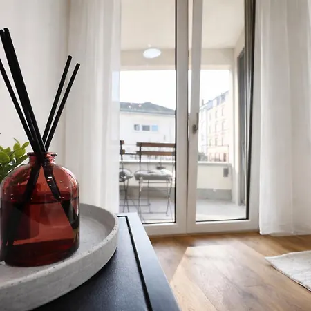 Apartment Homely! Design Airport, Fair, Balcony, City! *