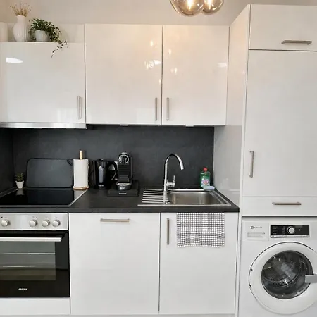 Apartment Homely! Design Airport, Fair, Balcony, City!