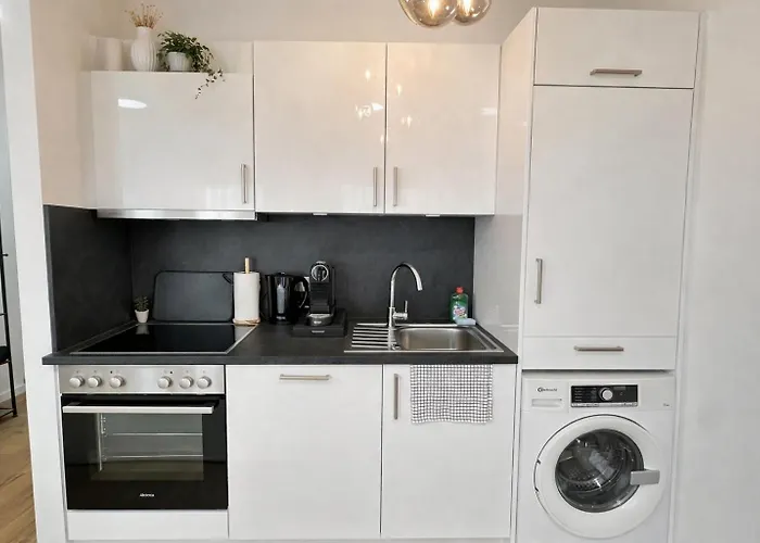 Apartment Homely! Design Airport, Fair, Balcony, City!