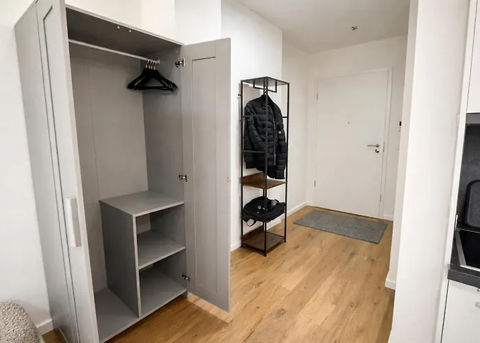 Homely! Design Airport, Fair, Balcony, City! Apartment