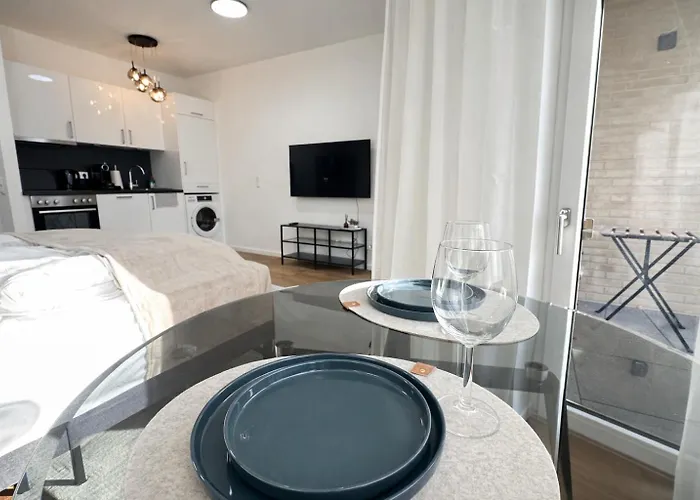 Homely! Design Airport, Fair, Balcony, City!