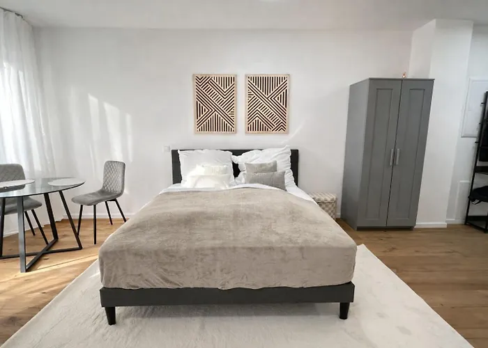 Homely! Design Airport, Fair, Balcony, City! Daire *